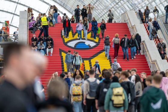 Besucher/-innen in der Glashalle der Buchmesse Leipzig