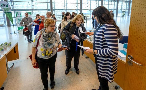 Eine Frau kontrolliert die Tickets von zwei Besucherinnen
