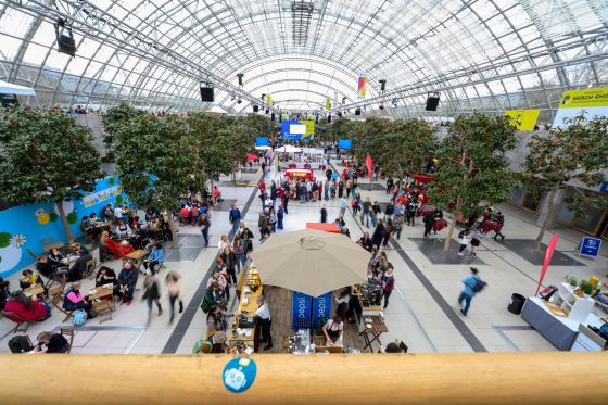 Blick in die Glashalle der Buchmesse Leipzig mit vielen Besucher/-innen
