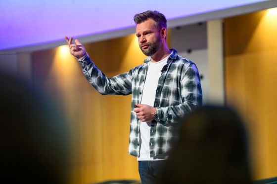 Raphael Kirsch steht auf der Bühne und gestikuliert