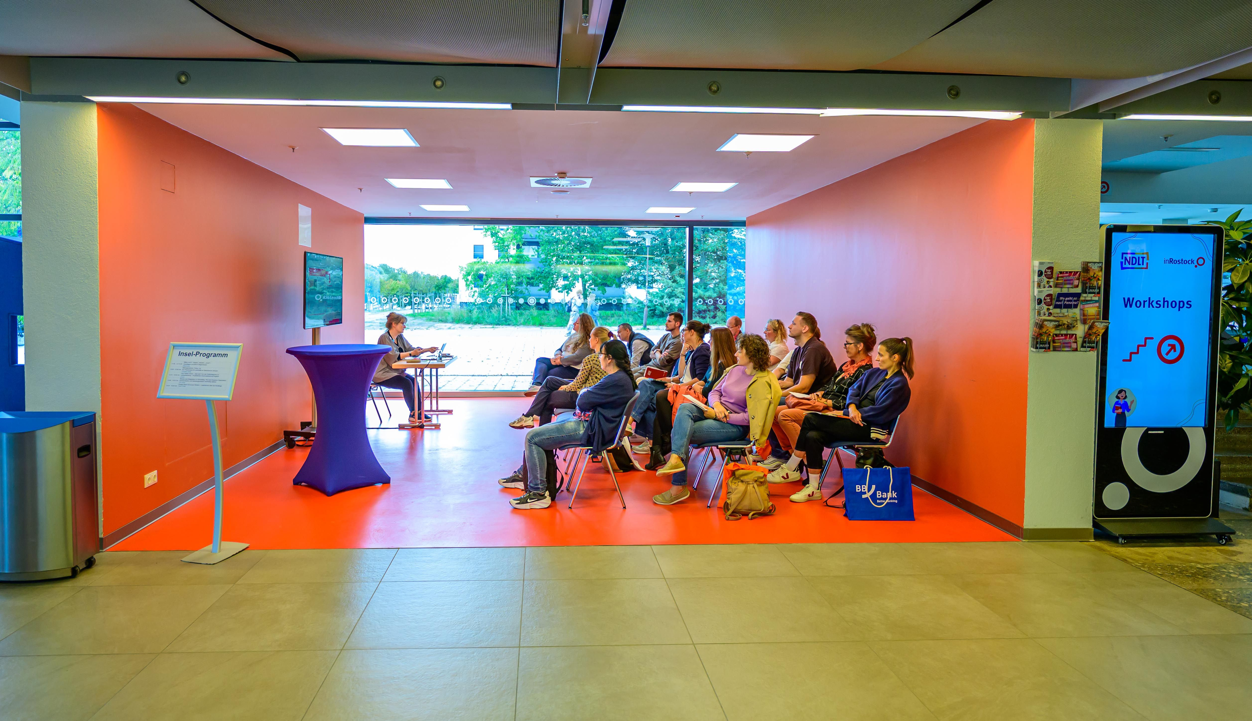 Besucherinnen und Besucher sitzen in einem Workshop.
