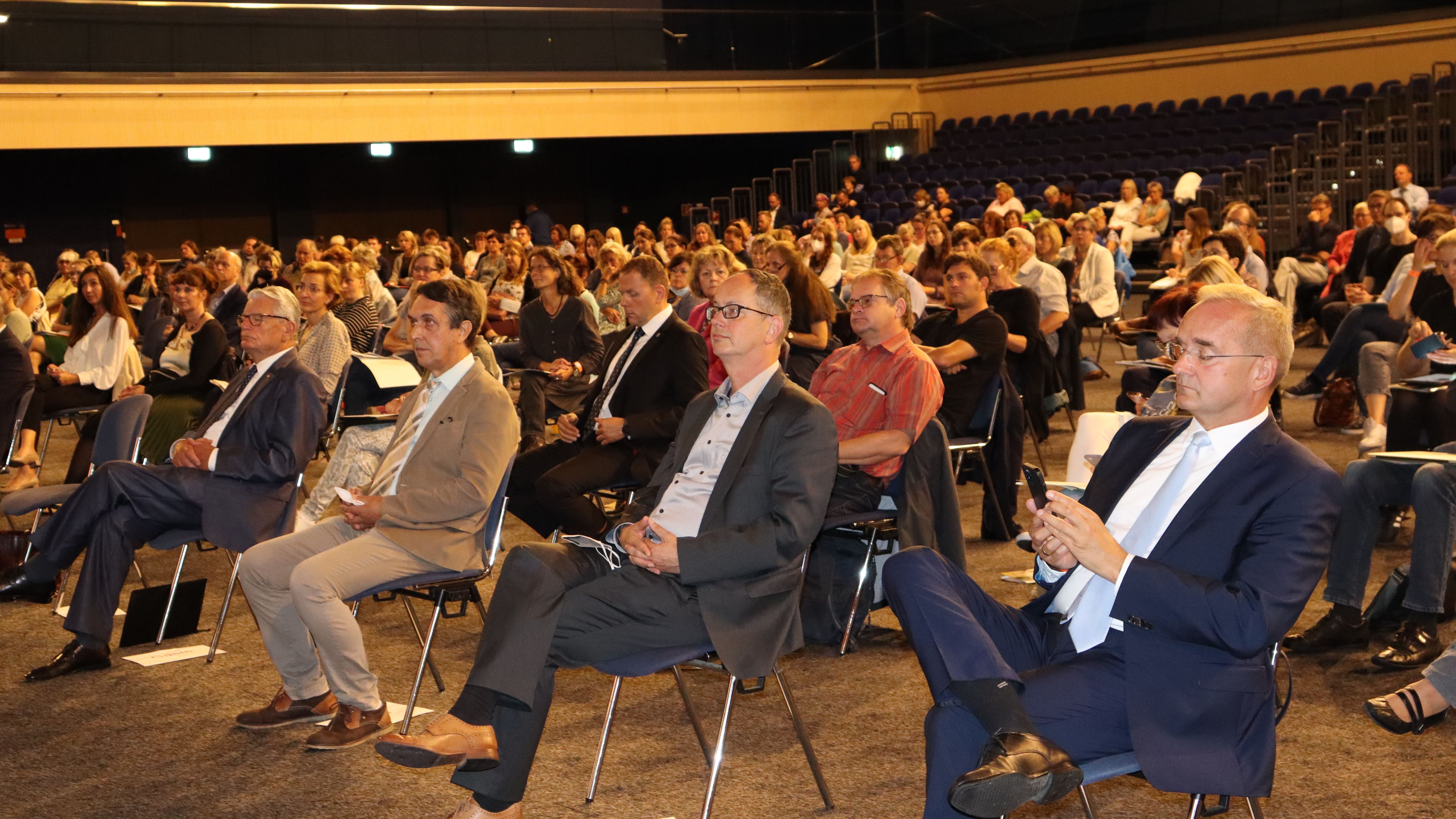 Foto vom Publikum bei der Eröffnungsveranstaltung