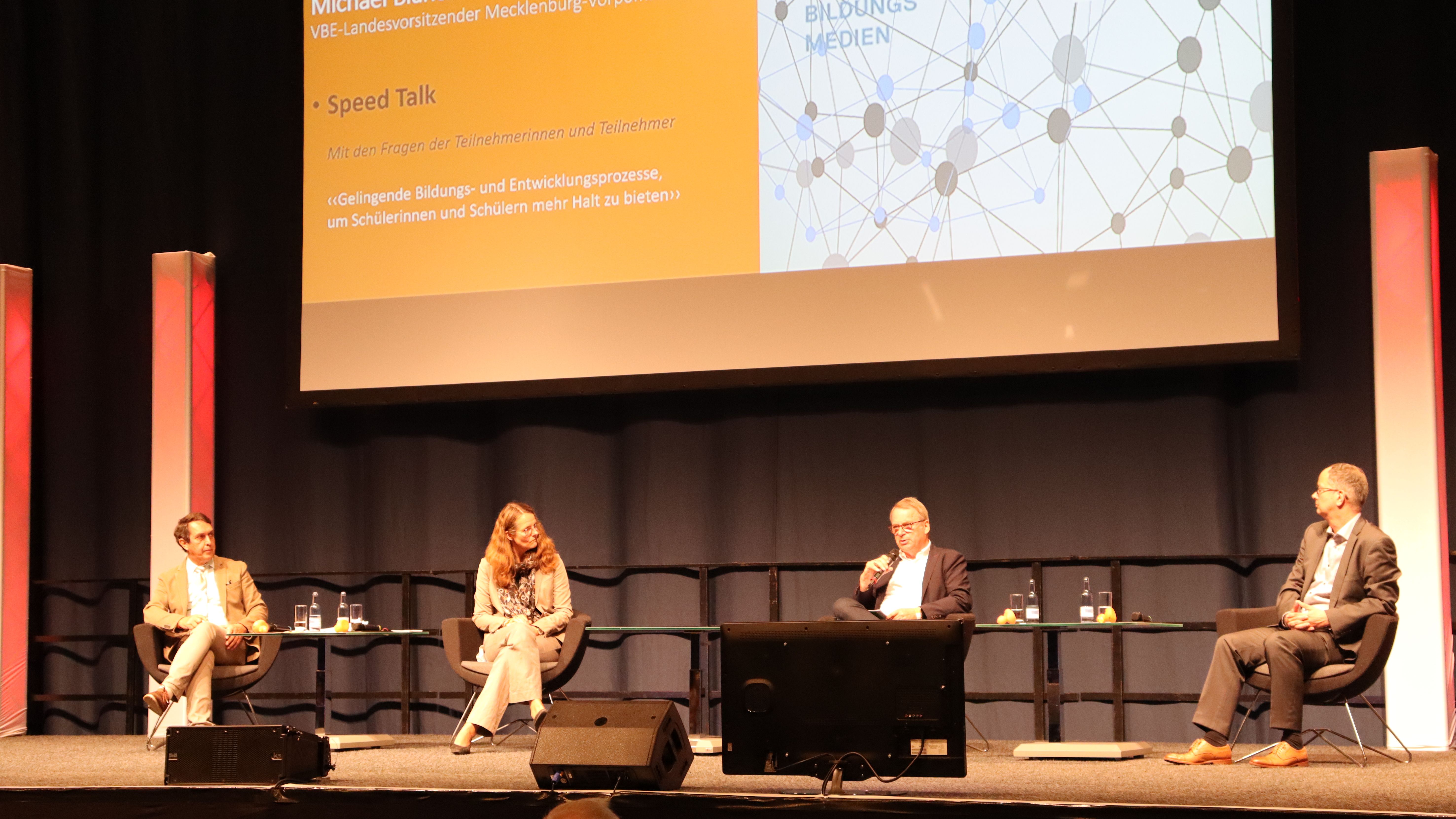 Foto von der Podiumsdiskussion mit Michael Blanck, Bettina Martin, Udo Beckmann, Frank Thalhofer