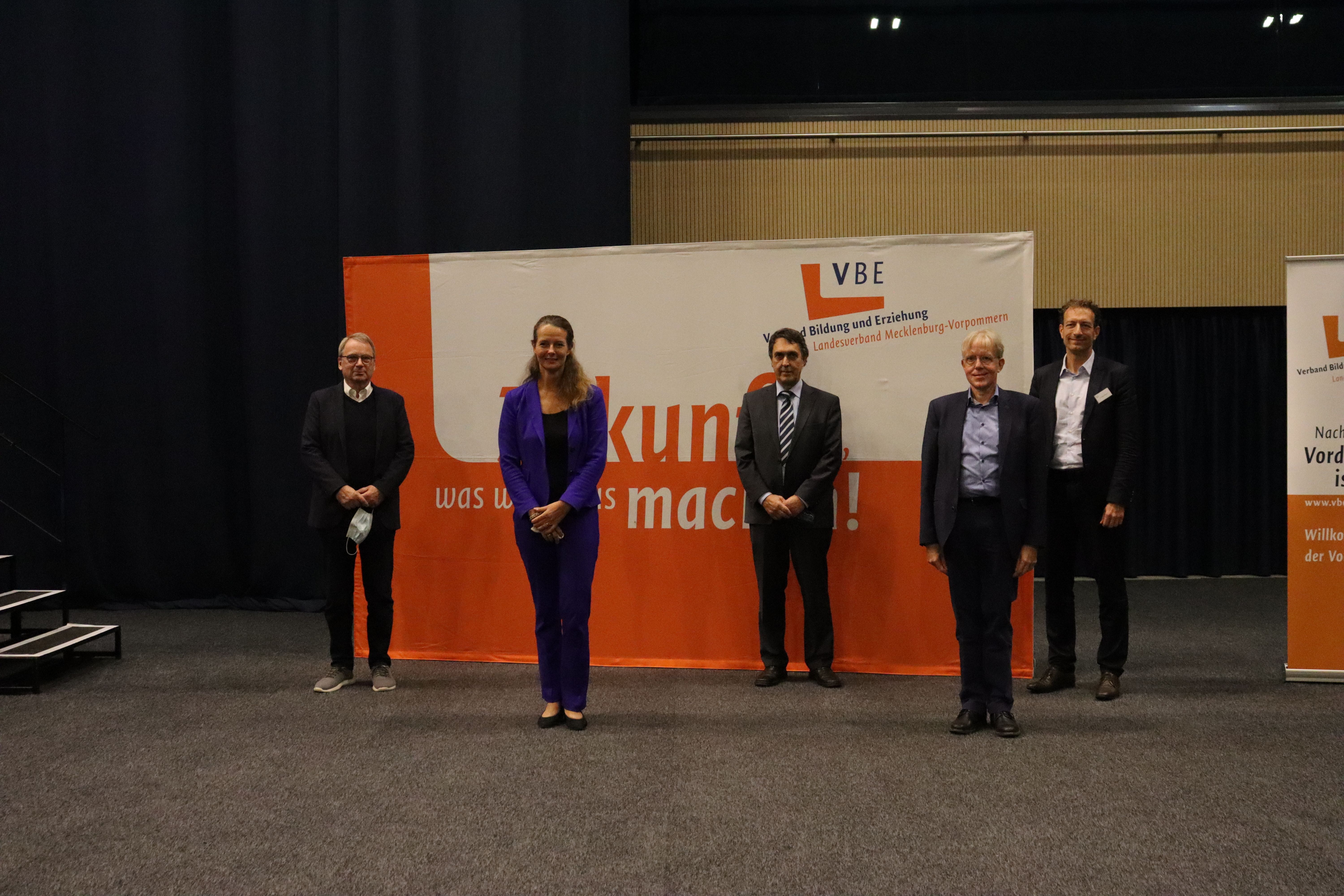 Gruppenfoto mit Corona-Abstand