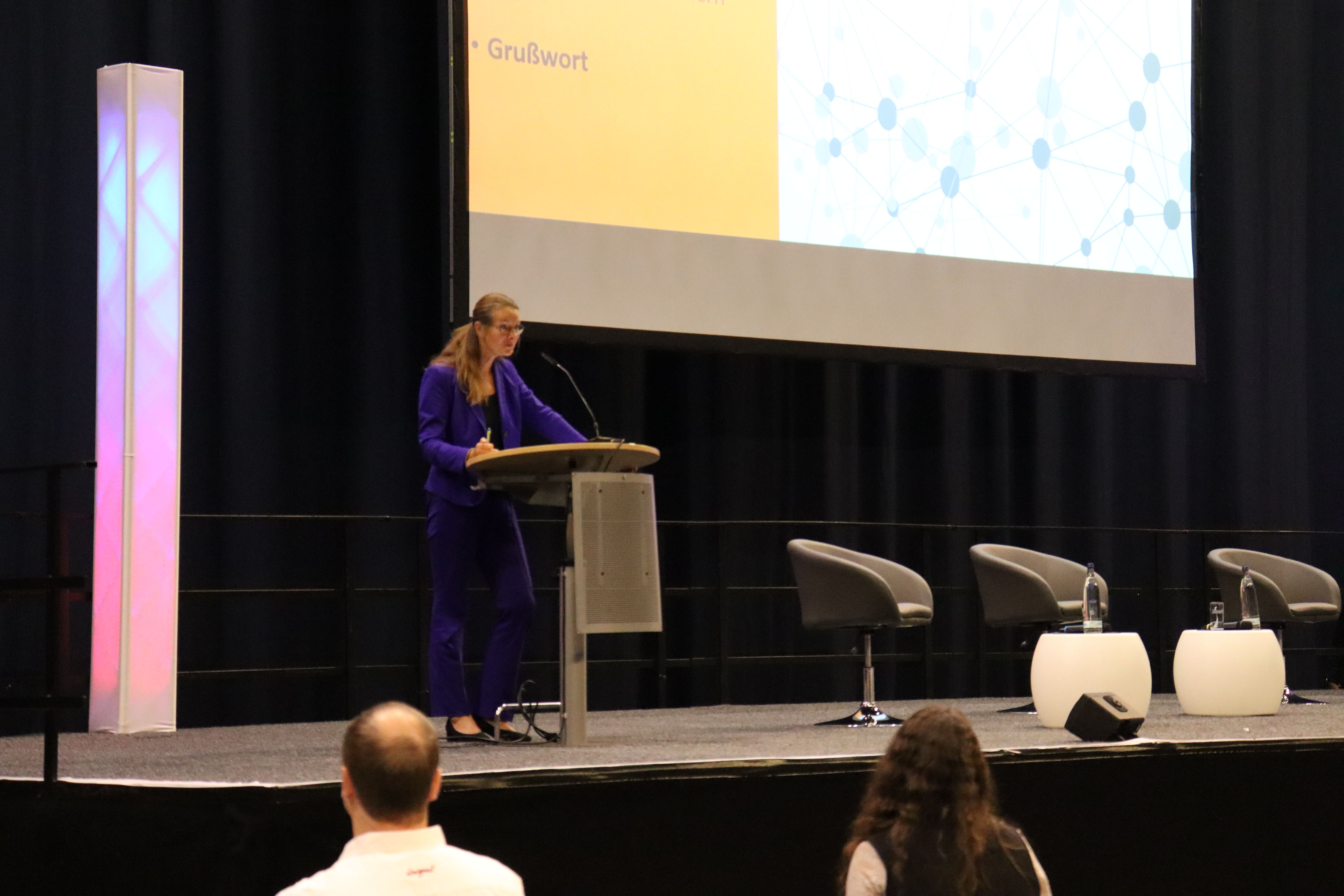 Ministerin Martin steht am Rednerpult