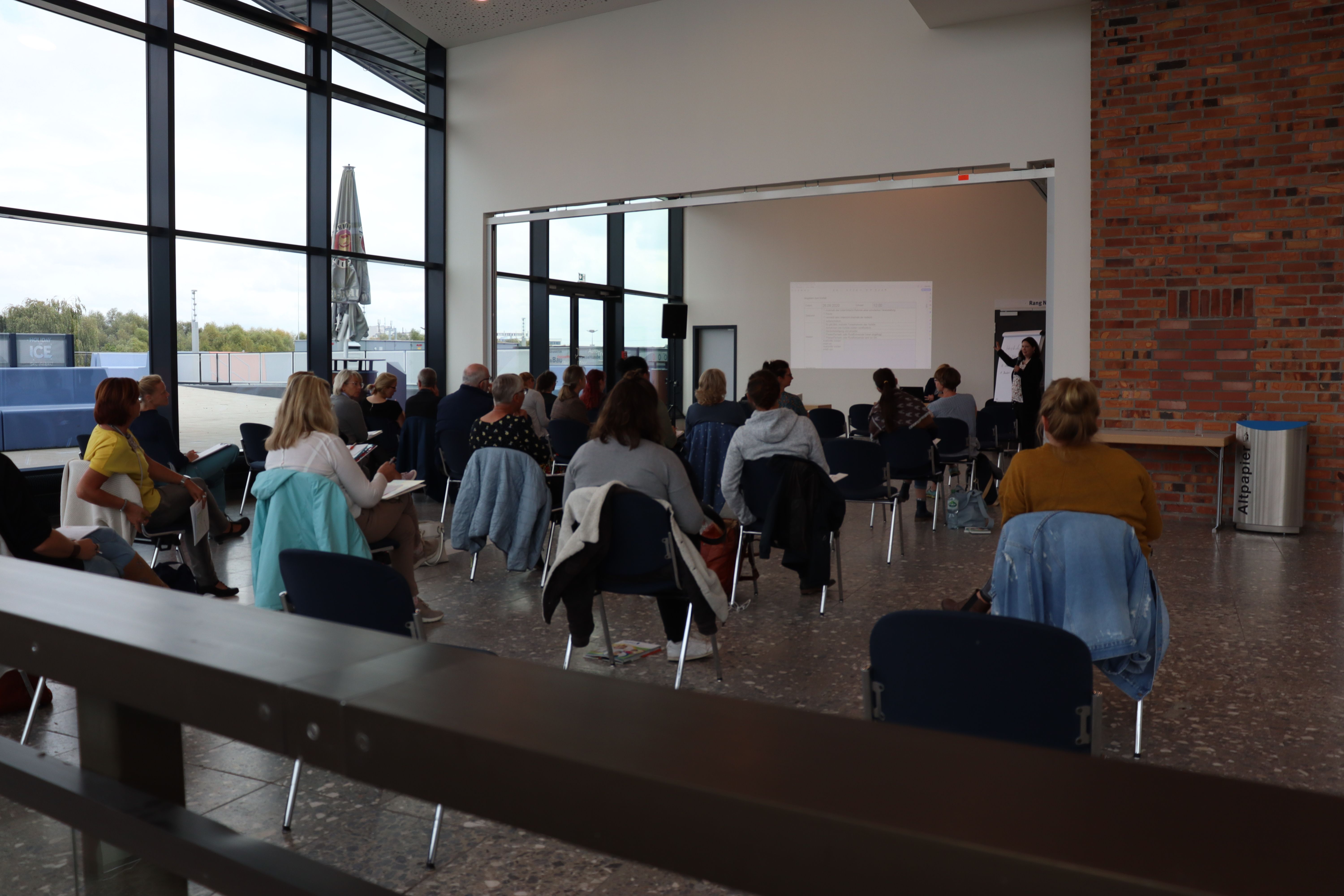 Teilnehmerinnen und Teilnehmer bei einer Fortbildungsveranstaltung
