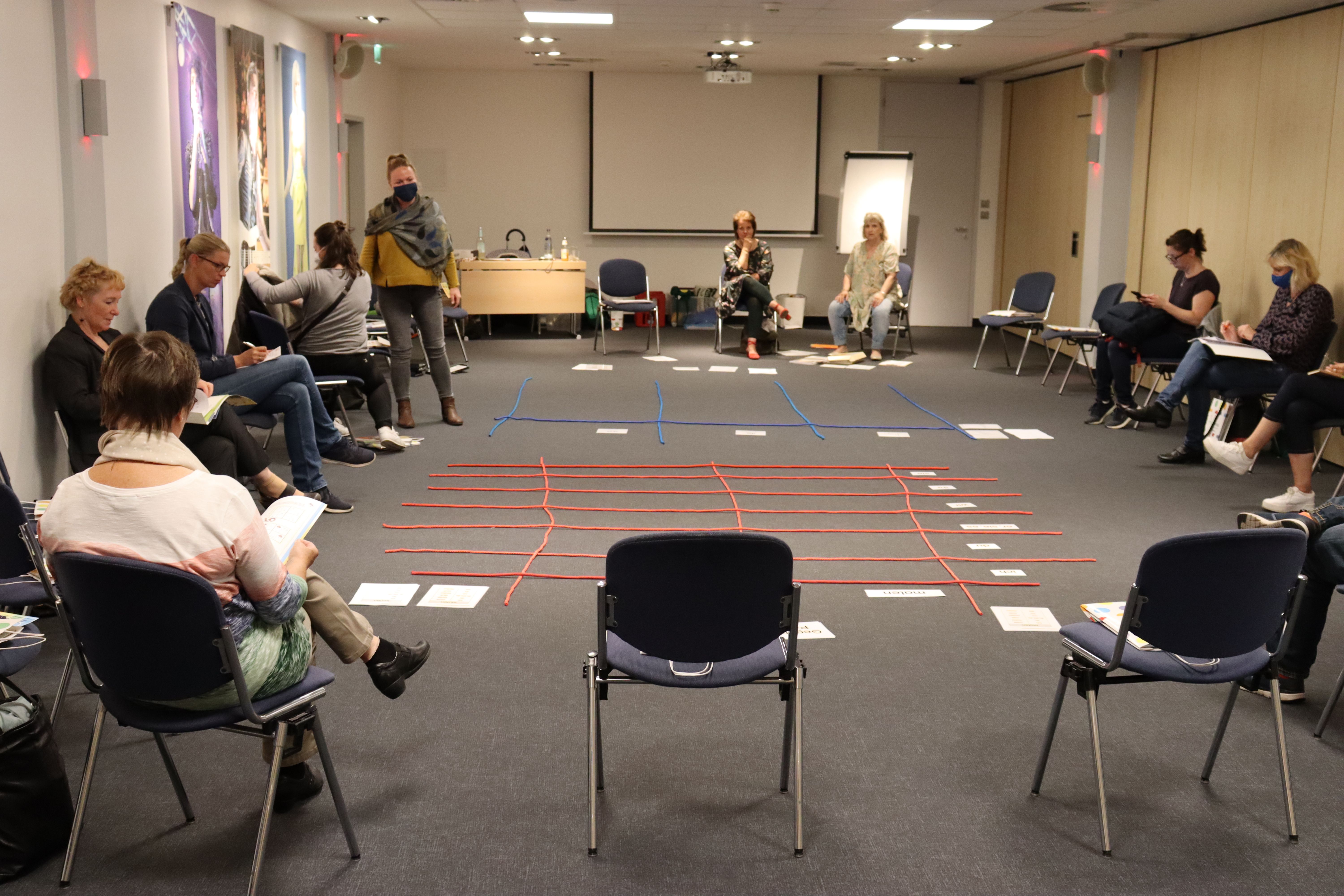 Teilnehmerinnen und Teilnehmer bei einer Fortbildungsveranstaltung